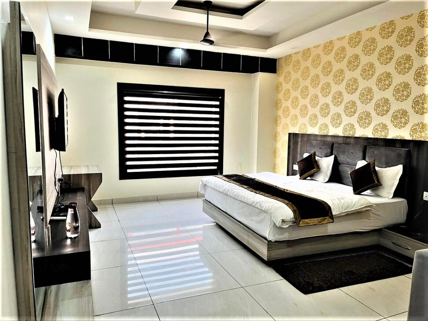 Hotel Blue Pine หริทวาร ภายนอก รูปภาพ