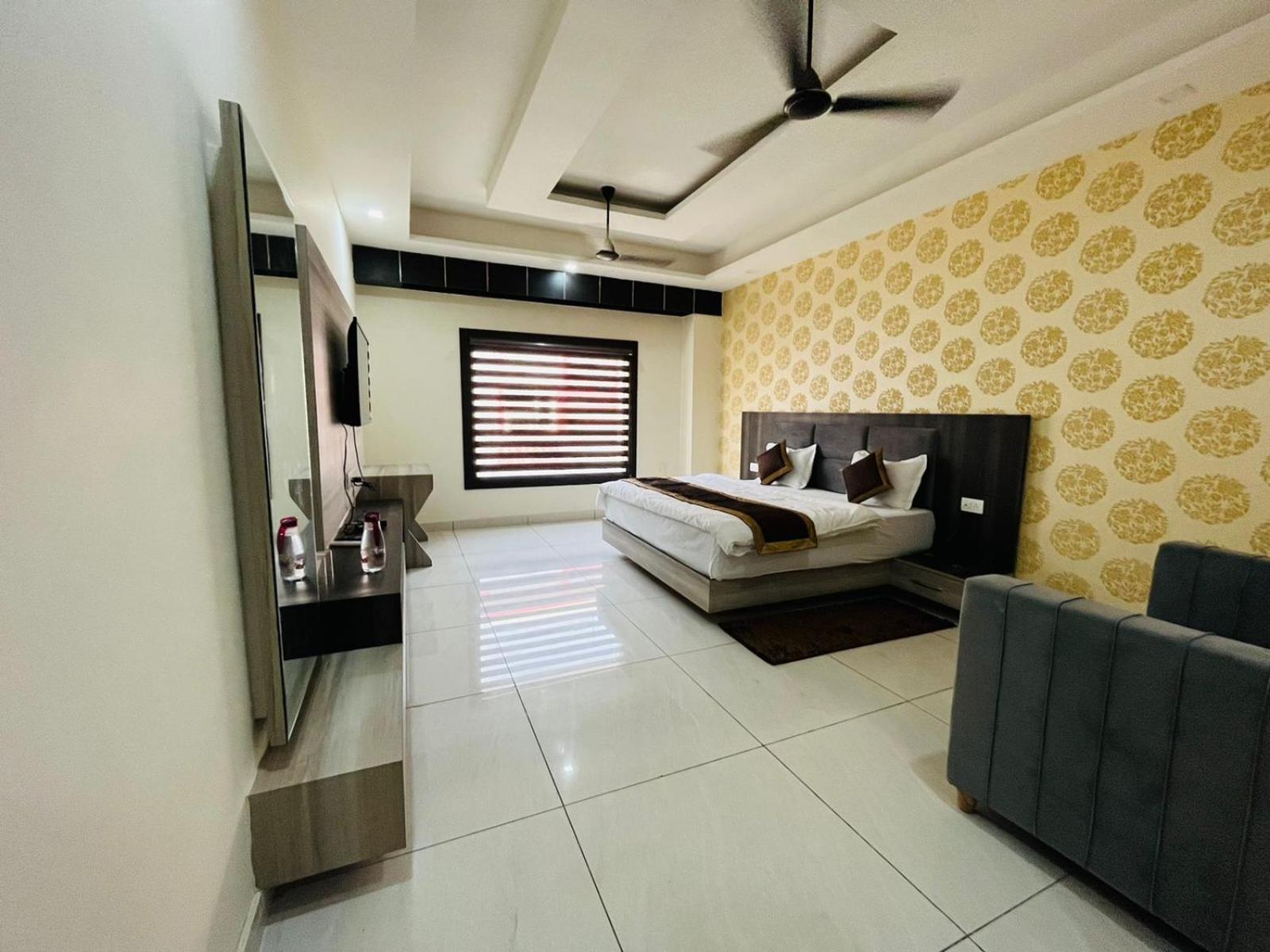Hotel Blue Pine หริทวาร ภายนอก รูปภาพ